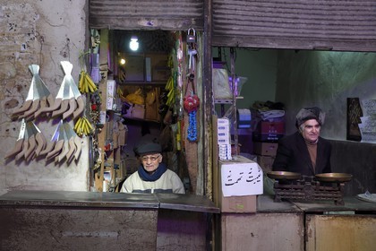 Iran, province d'Ispahan, Ispahan, Bazar-e Bozorg (Grand Bazar), immense bazar couvert qui remonte à près de 1300 ans, commercants dans leur petite boutique