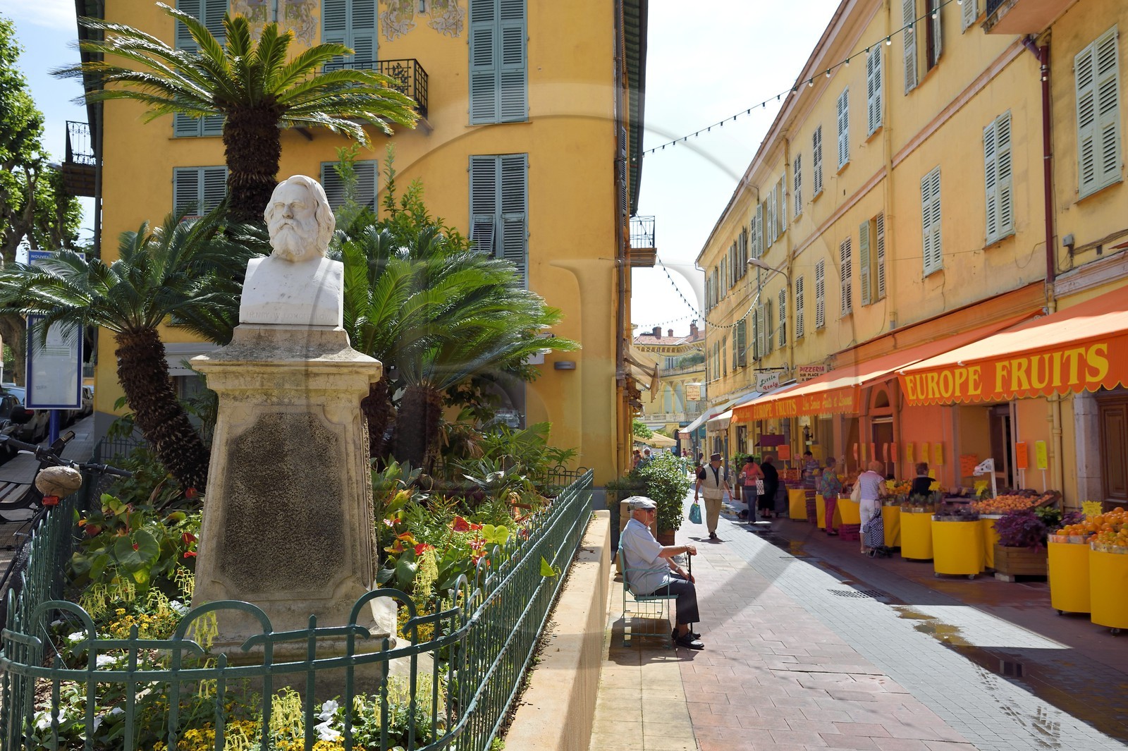 France, Alpes-Maritimes (06), Menton, buste du poète américain Henry Wadsworth Longfellow dans la rue Pieta