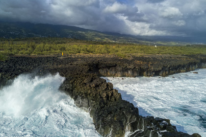 France, Ile de la Reunion, L'Etang Salé les Bains, la côte entre Le Gouffre et l'Etang du Gol, roches noires basaltiques d'origine volcanique tourmentées par l'océan (vue aérienne)