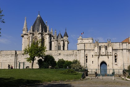 France, Val-de-Marne (94), Vincennes, le château de Vincennes, la Tour des Salves (porte) à droite, le donjon au centre et la Sainte Chapelle à gauche