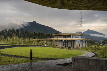 Rwanda, Province du Nord, District de Musanze (Ruhengeri), Kinigi, Campus Ellen DeGeneres du Dian Fossey Gorilla Fund par l'architecte MASS Design Group, le Cindy Broder Conservation Gallery avec une exposition éducative immersive, le Mont Sabyinyo et le Mont Gahinga puis le Mont Muhavura (les trois à la frontière de l'Ouganda) en arrière plan