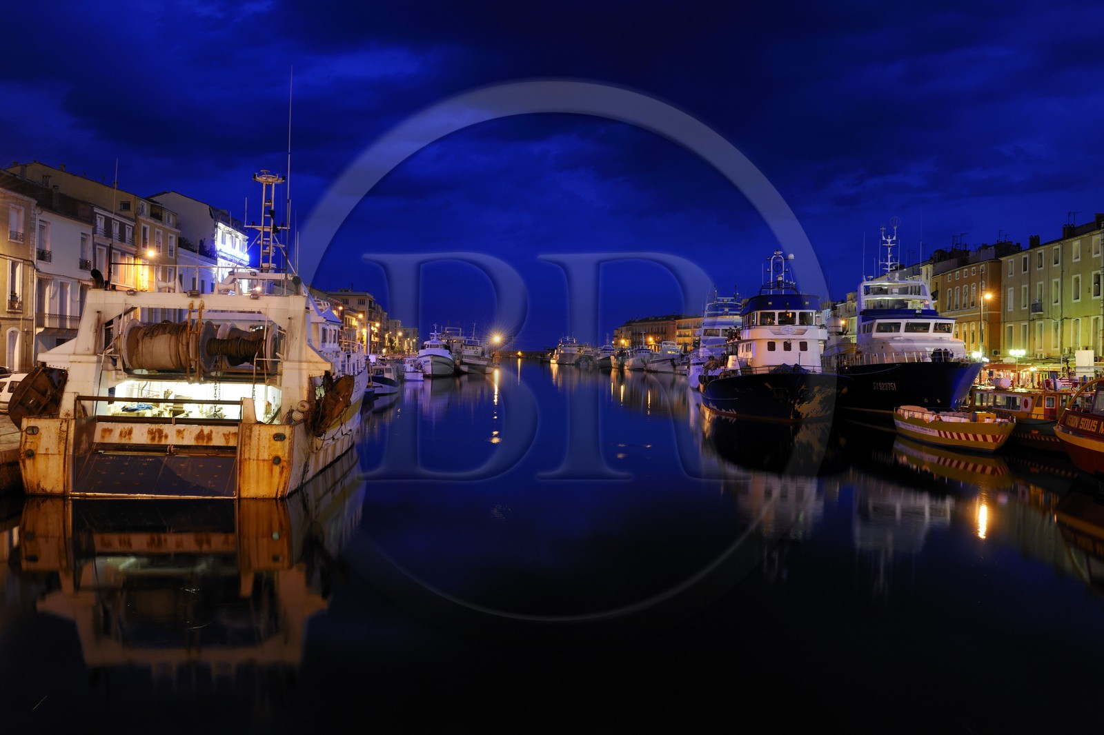 France, Hérault (34), Sète, canal Royal, chalutiers sur le quai du Général Durand