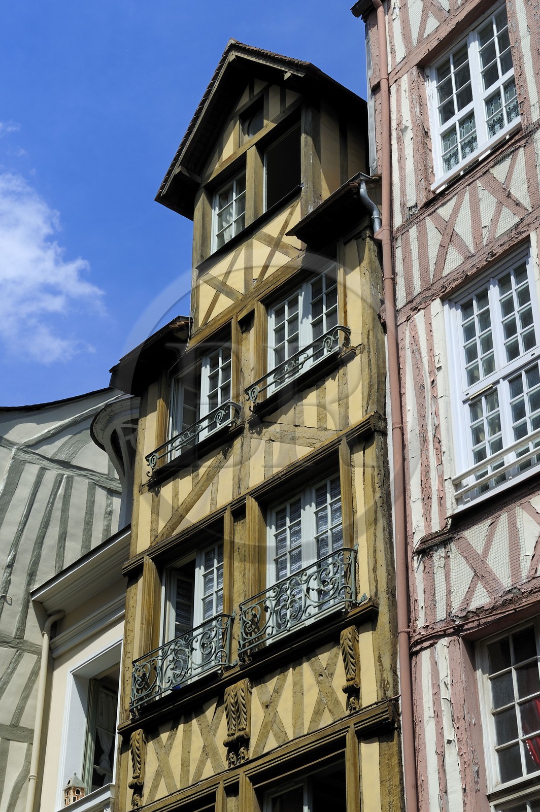 France, Seine-Maritime (76), Rouen, la rue médiévale Martainville qui longe l'église Saint-Maclou