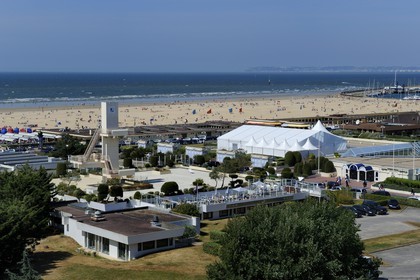 France, Calvados (14), Pays d'Auge, Deauville, le centre de Thalassotherapie et la plage