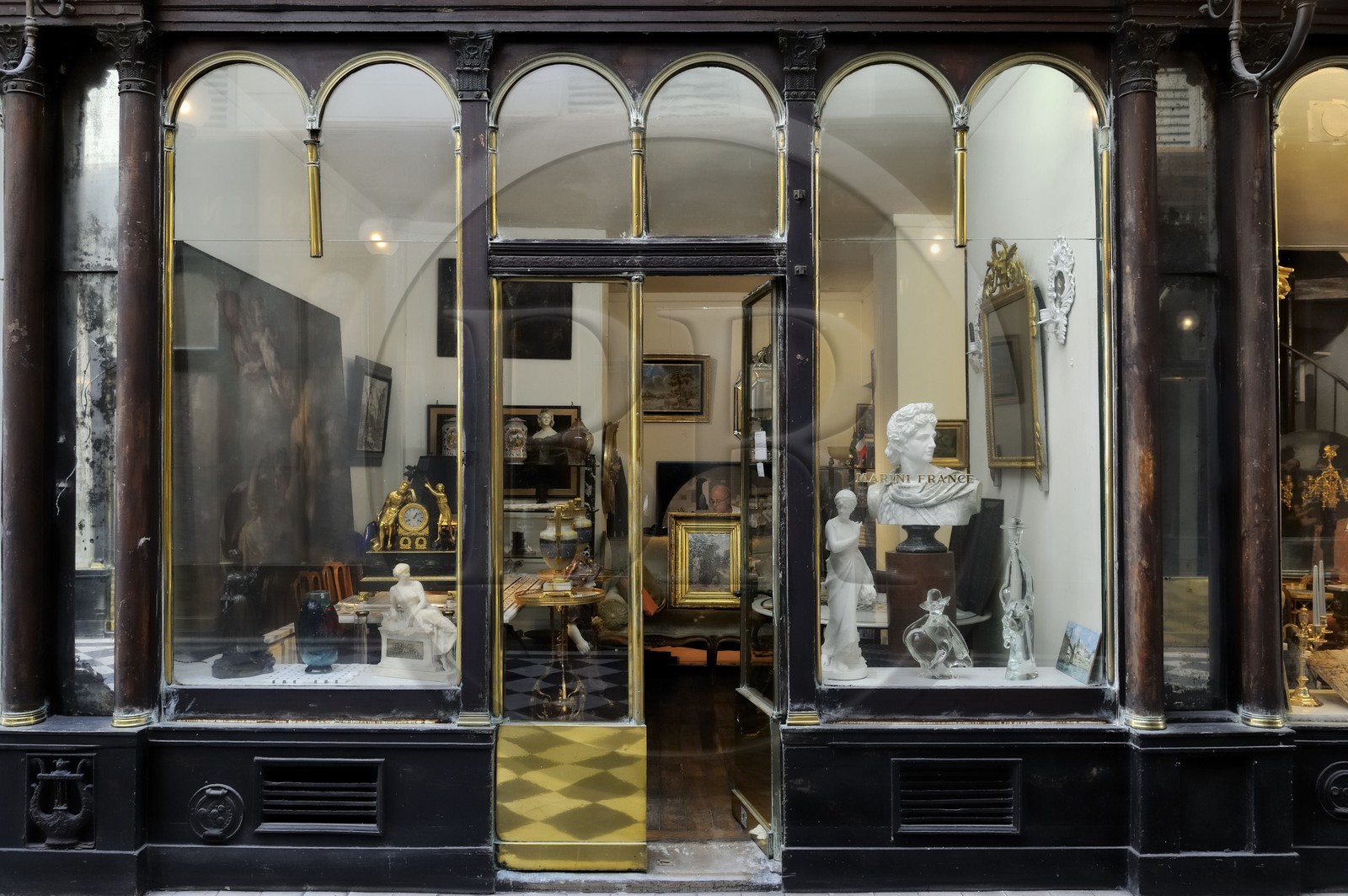 France, Paris (75), Galerie Vero-Dodat entre la rue Jean-Jacques-Rousseau et la rue du Bouloi, antiquaire Marini France