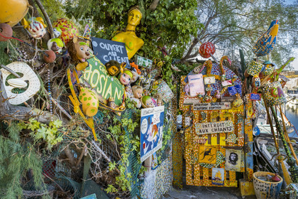 France, Hérault (34), Sète, quartier de la Pointe Courte, quartier de pecheurs sur les rives de l'étang de Thau, œuvre d'art modeste (art brut) imaginée par le pecheur retraité Josian Izoird autour de son cabanon