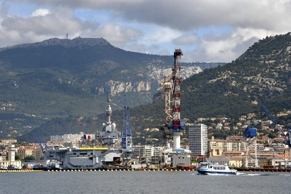 France, Var (83), Toulon, la base navale (Arsenal), le porte-avions à propulsion nucléaire Charles de Gaulle en rénovation de mi-vie et le mont Caume en arrière-plan