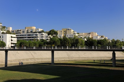 France, Hérault (34), Montpellier, immeuble le long de la rivière Lez