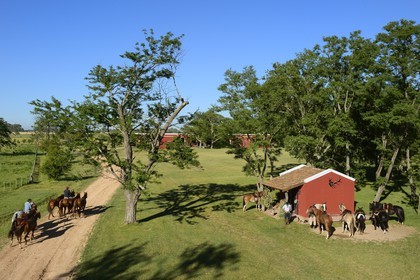 Argentina, Buenos Aires Province, San Antonio de Areco, estancia La Bamba de Areco, back to the stables for the polo horses and gauchos preparing for departure on the right