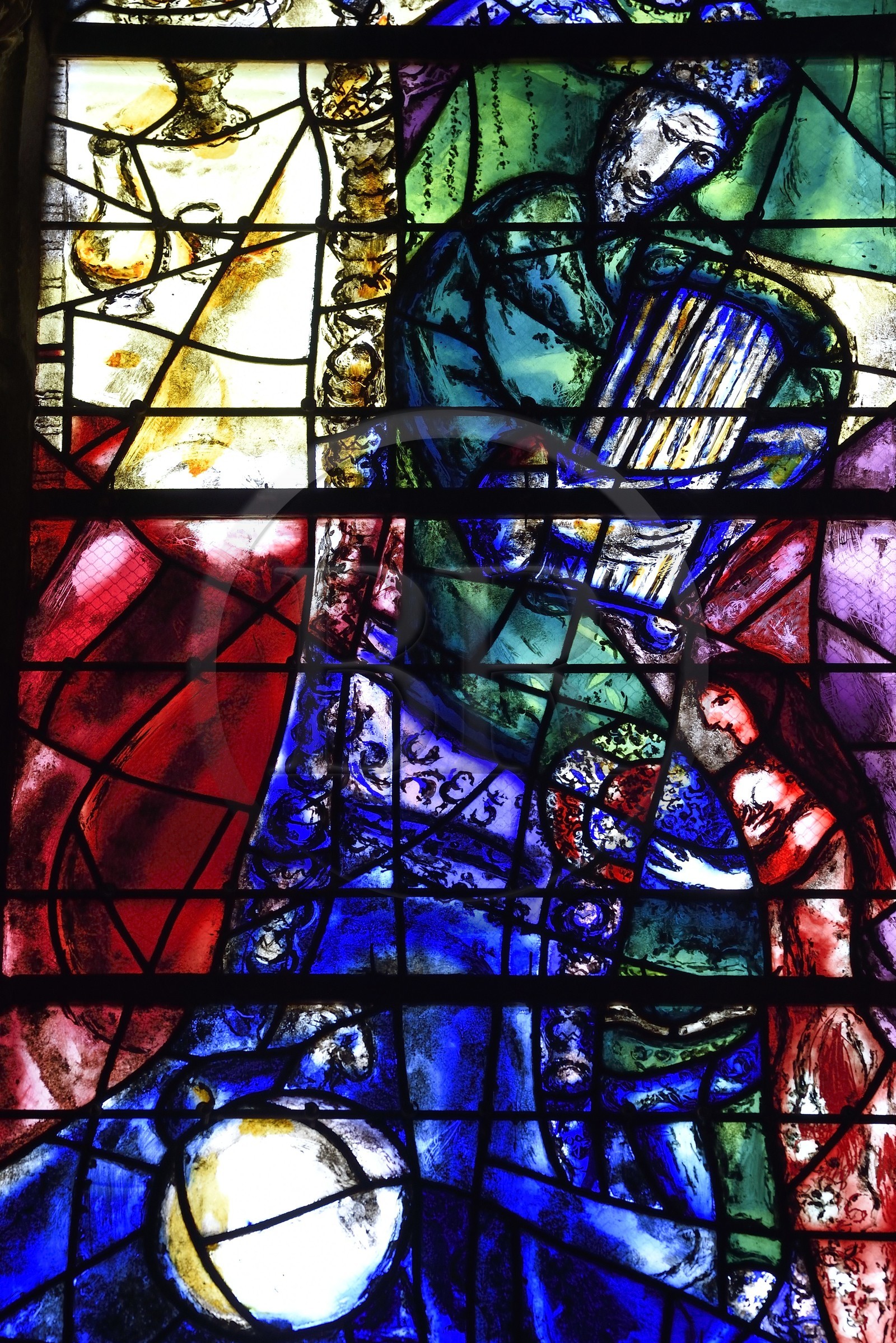 France, Moselle (57), Metz, la cathédrale Saint-Etienne, vitraux du déambulatoire nord avec pour sujets des épisodes de l’Ancien Testament (deuxième Livre de Samuel 11,2-4) par Marc Chagall (XXe siècle) réalisés par l’atelier Simon-Marq à Reims (droits réservés)