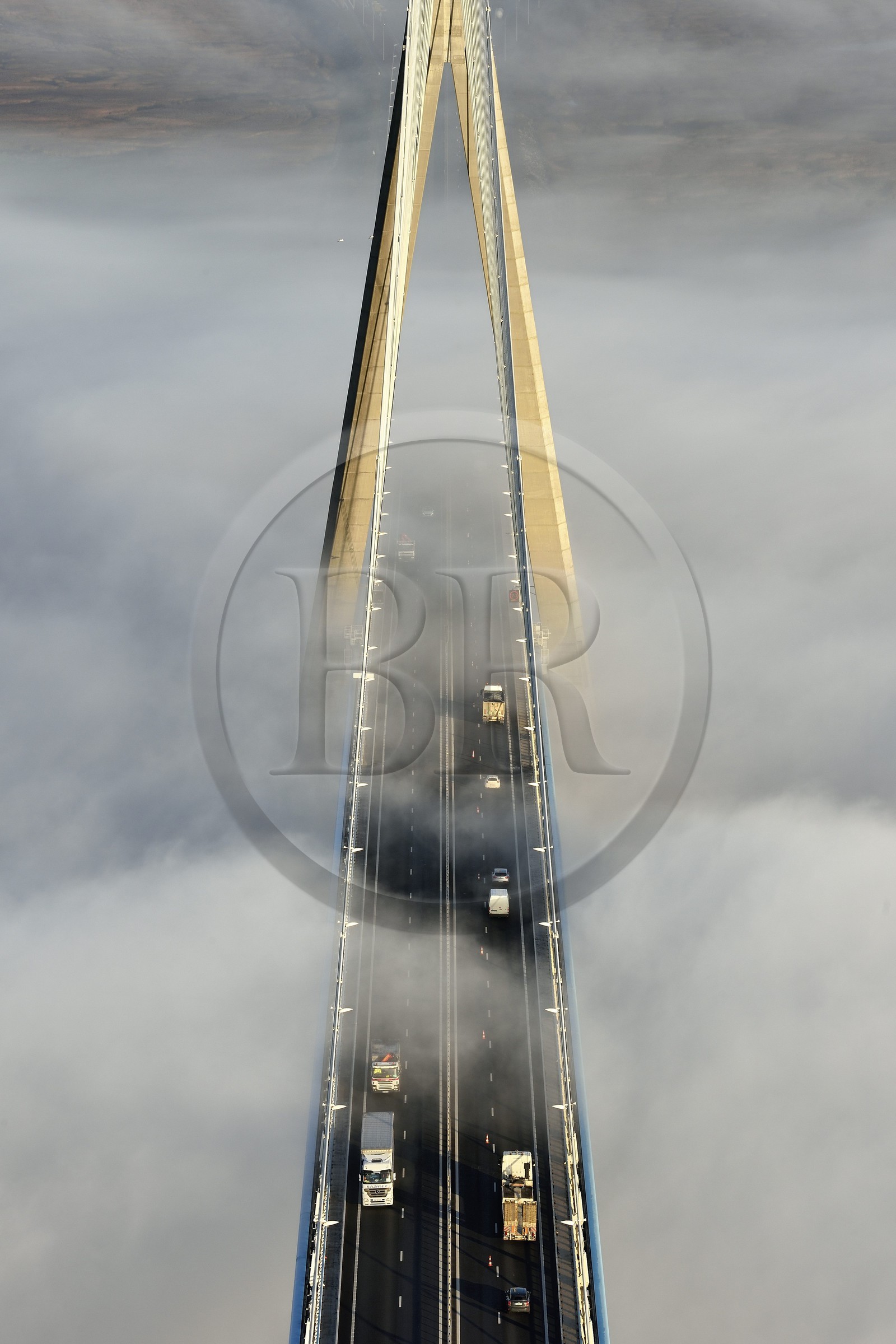 France, entre Calvados (14) et Seine-Maritime (76), le Pont de Normandie qui émerge des brumes matinales de l'automne et enjambe la Seine, vue depuis le sommet du pylone sud