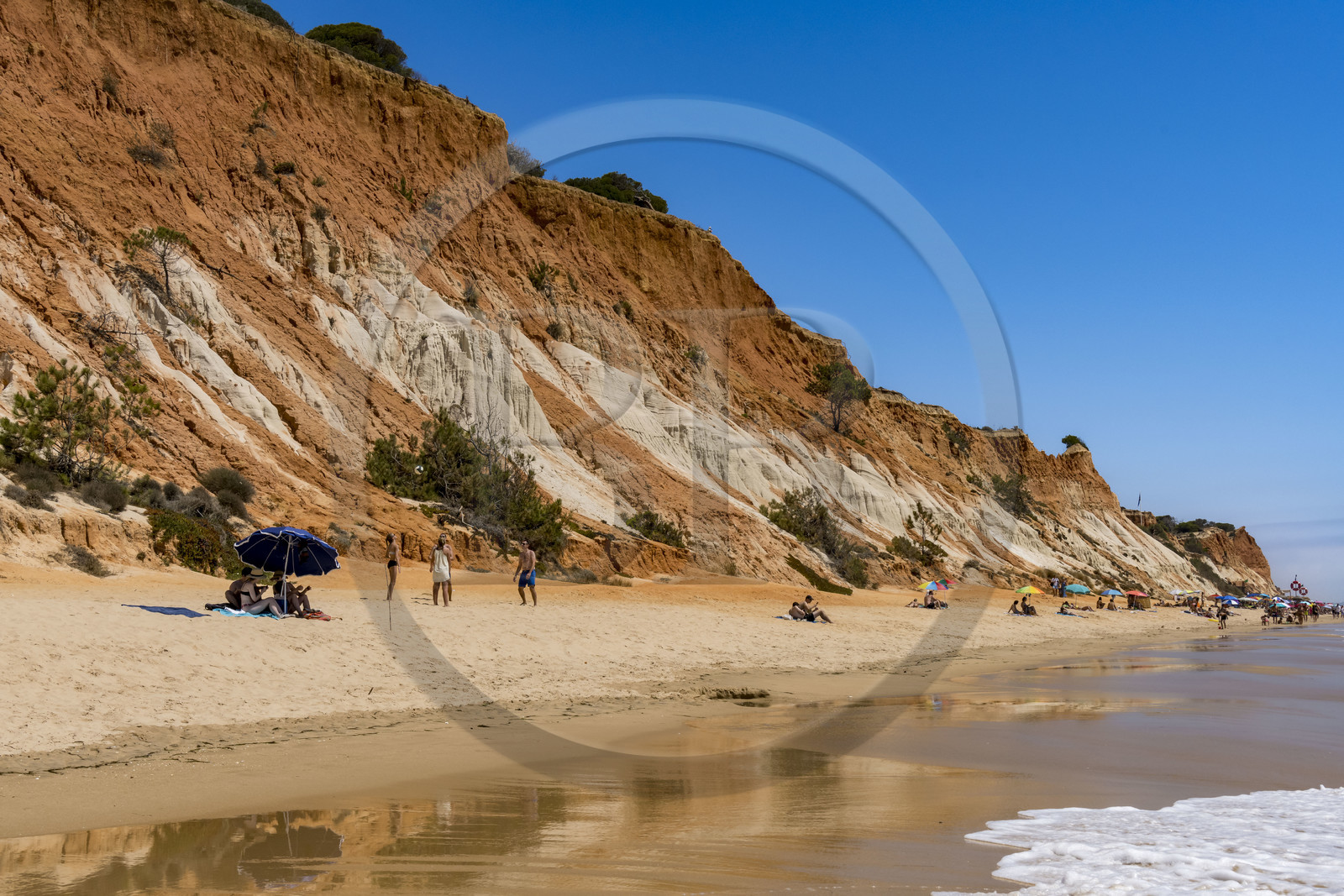 Portugal, Algarve, Olhos de Agua, la plage de Praia da Falésia surplombée par ses falaises rouges