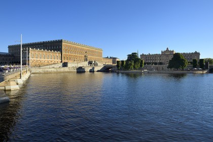 Suède, Stockholm, île de Gamla Stan (vieille ville), le Palais Royal en bordure du Norrström