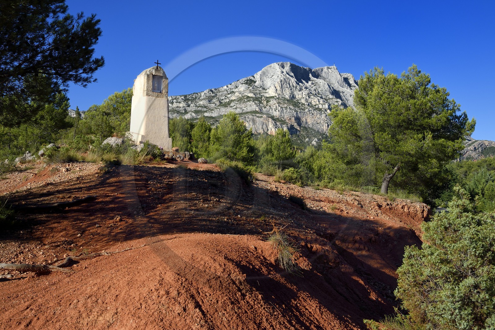 France, Bouches-du-Rhône (13), Pays d'Aix en Provence, vers le Tholonet, oratoire devant la Montagne Sainte Victoire, route Cézanne