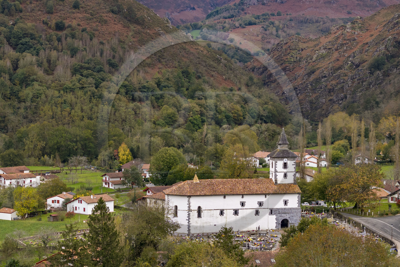 France, Pyrénées-Atlantiques (64), Pays-Basque, Itxassou, église Saint-Fructueux et le Pas de Roland taillé dans la roche du goulet du Laxia en arrière plan (vue aérienne)