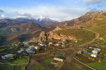 Azerbaïdjan, région de Quba (Guba), chaine de montagne du Grand Caucase, village de Giriz à l'aube (vue aérienne)
