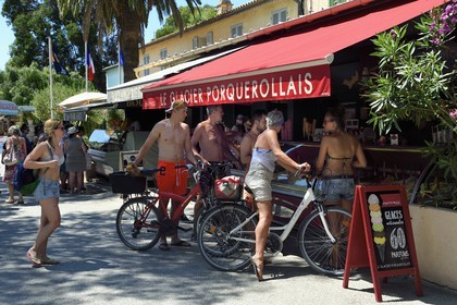 France, Var (83), Iles d'Hyères, parc national de Port Cros, Ile de Porquerolles, village de Porquerolles, glacier dans la rue principale