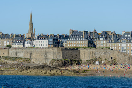 France, Ille-et-Vilaine (35), Côte d'Emeraude, Saint-Malo, la ville fortifiée et la plage du Bon Secours