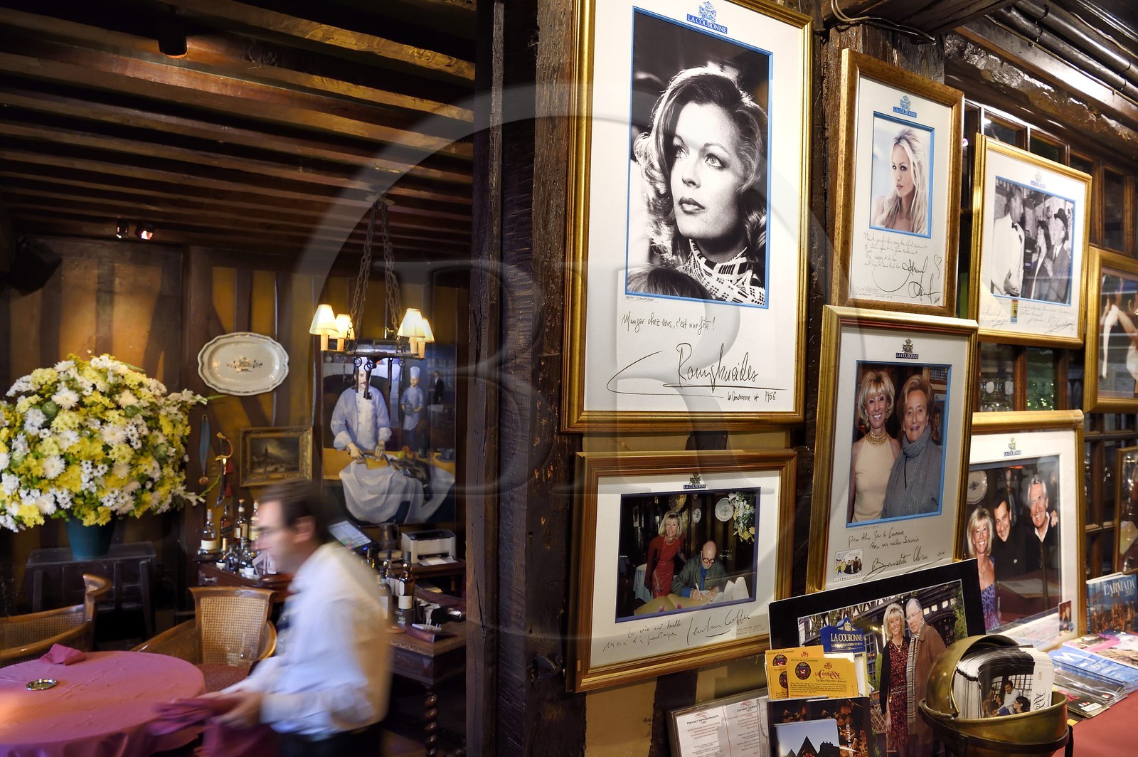 France, Seine-Maritime (76), Rouen, place du Vieux Marché, le restaurant La Couronne dans une maison à pans de bois de 1345 serait la plus vieille auberge de France, portrait de clients célèbres accrochés aux murs