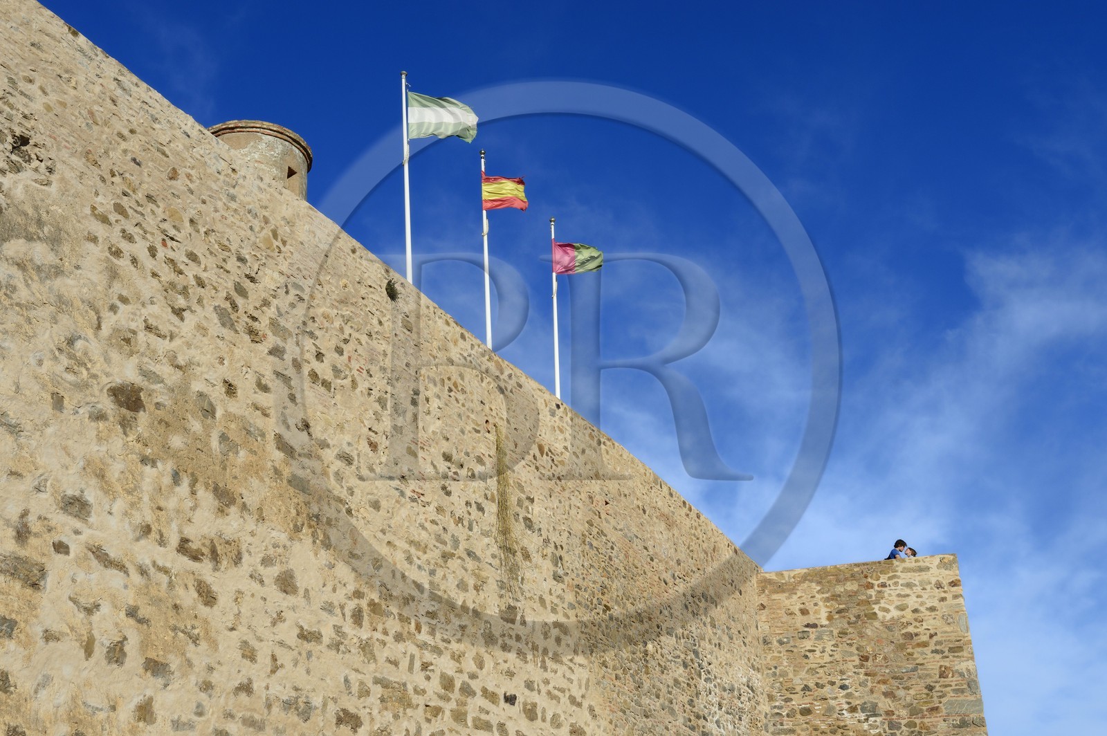 Espagne, Andalousie, Malaga, le Castillo de Gibralfaro, couple d'amoureux sur les remparts