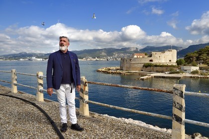 France, Var (83), Rade de Toulon, quartier du Morillon, la Tour Royale également nommée Grosse Tour à la pointe de Pipady vu depuis le mole des torpilles au coeur de la rade, Jean-Pierre Blanc directeur de la Villa Noailles et fondateur de la Design parade