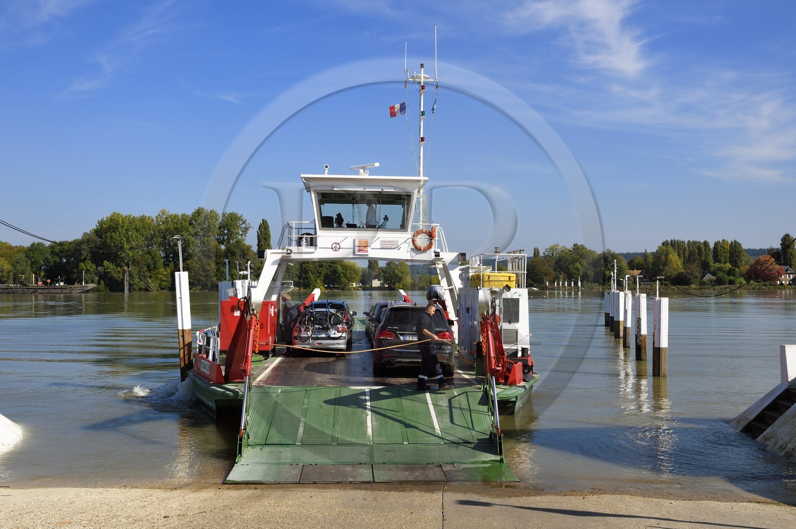 France, Seine-Maritime (76), Pays de Caux, Parc naturel régional des Boucles de la Seine normande, traversée du bac auto sur la Seine à Mesnil-sous-Jumièges