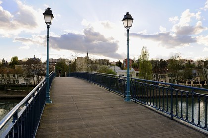 France, Val-de-Marne (94), les bords de Marne, la passerelle entre Le Perreux-sur-Marne en arrière plan et Bry-sur-Marne