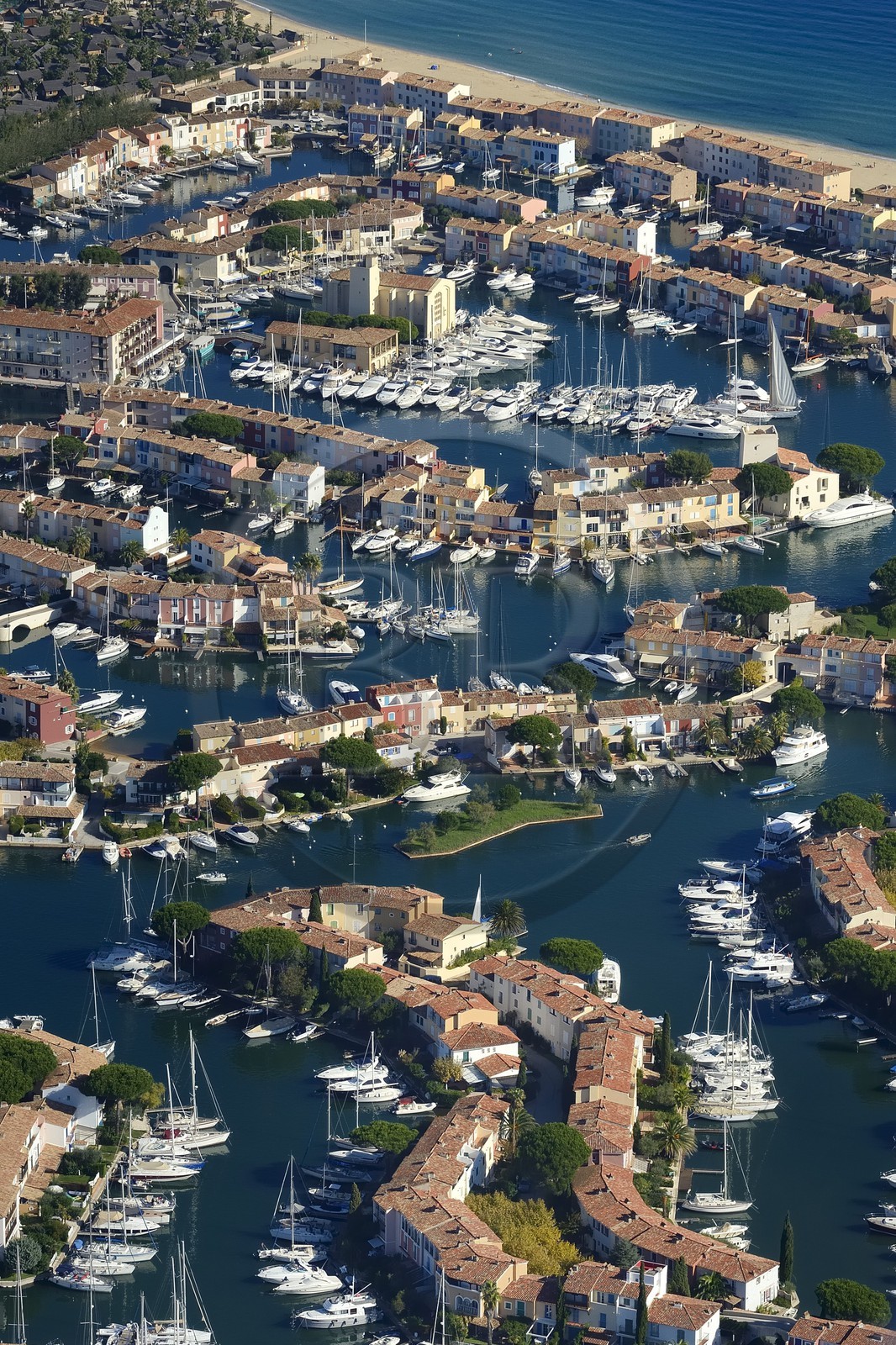 France, Var (83), golfe de Saint-Tropez, la cité lacustre de Port-Grimaud (vue aérienne)