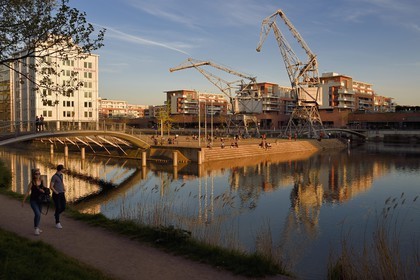 France, Bas-Rhin (67), aménagement du port du Rhin et reconversion du môle du Bassin d’Austerlitz, le Centre commercial Rivetoile et la médiathèque André Malraux