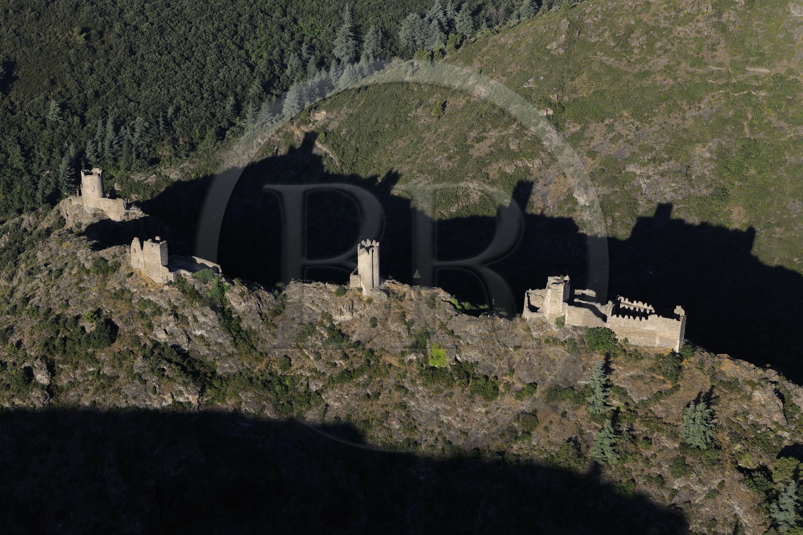 France, Aude (11), les tours du château cathare de Lastours (vue aérienne)