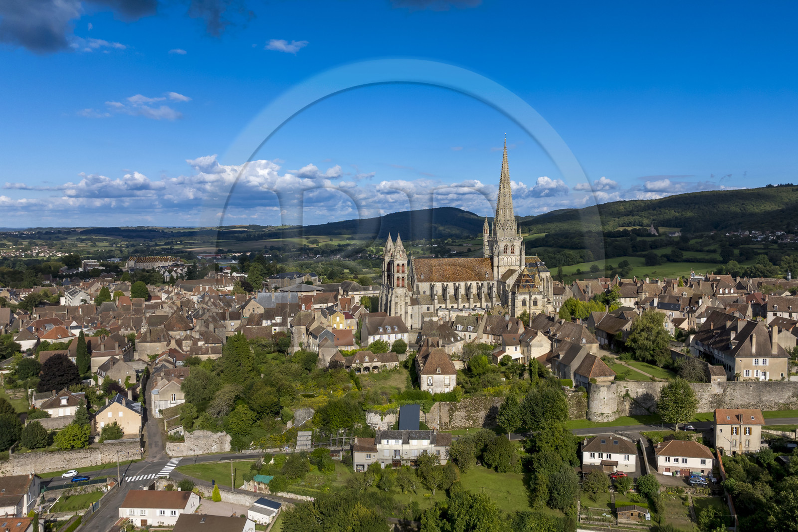 France, Saône-et-Loire (71), Autun, la cathédrale Saint-Lazare et vestiges des remparts gallo-romains (vue aérienne)