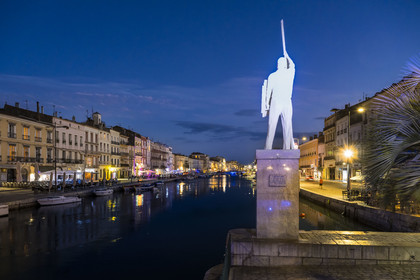 France, Hérault (34), Sète, Canal royal, la statue du jouteur oeuvre de Pierre Nocca domine le Cadre royal