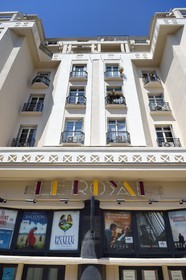 France, Var (83), Toulon, le cinema Le Royal dans un immeuble art-déco de la rue du Dr Jean Bertholet