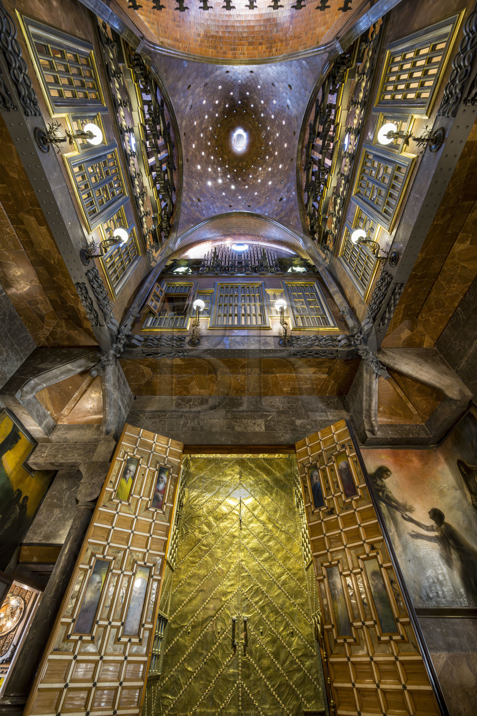 Espagne, Catalogne, Barcelone, le Palais Güell (Palau Güell) construit entre 1886 et 1891 et réalisé par l'architecte du modernisme catalan Antoni Gaudi, site classé au Patrimoine Mondial de l'UNESCO, salon central couronné d'un dome parabolique