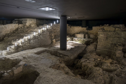 France, Yonne (89), Auxerre, l'église abbatiale de l'abbaye Saint-Germain, vestiges de la basilique du IXe et XIe siècle retrouvés et mis en valeur sous la nef