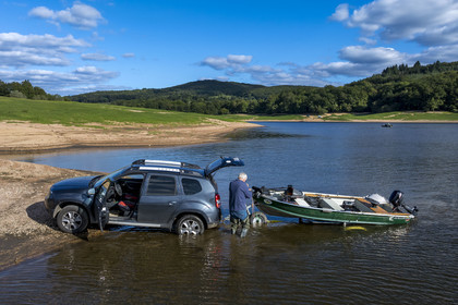 France, Nièvre (58), Parc naturel régional du Morvan, Chaumard, lac de Pannecière, Jean-Bernard Dioux vice-président de l’AMC, l’Association Morvan Carnassier, va pêcher à la ligne sur une barque, mise à l'eau du bateau de pêche depuis la remorque (vue aérienne)