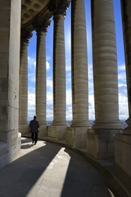 France, Paris (75), le Panthéon, colonnade extérieure à la base du dôme (Tour-lanterne)