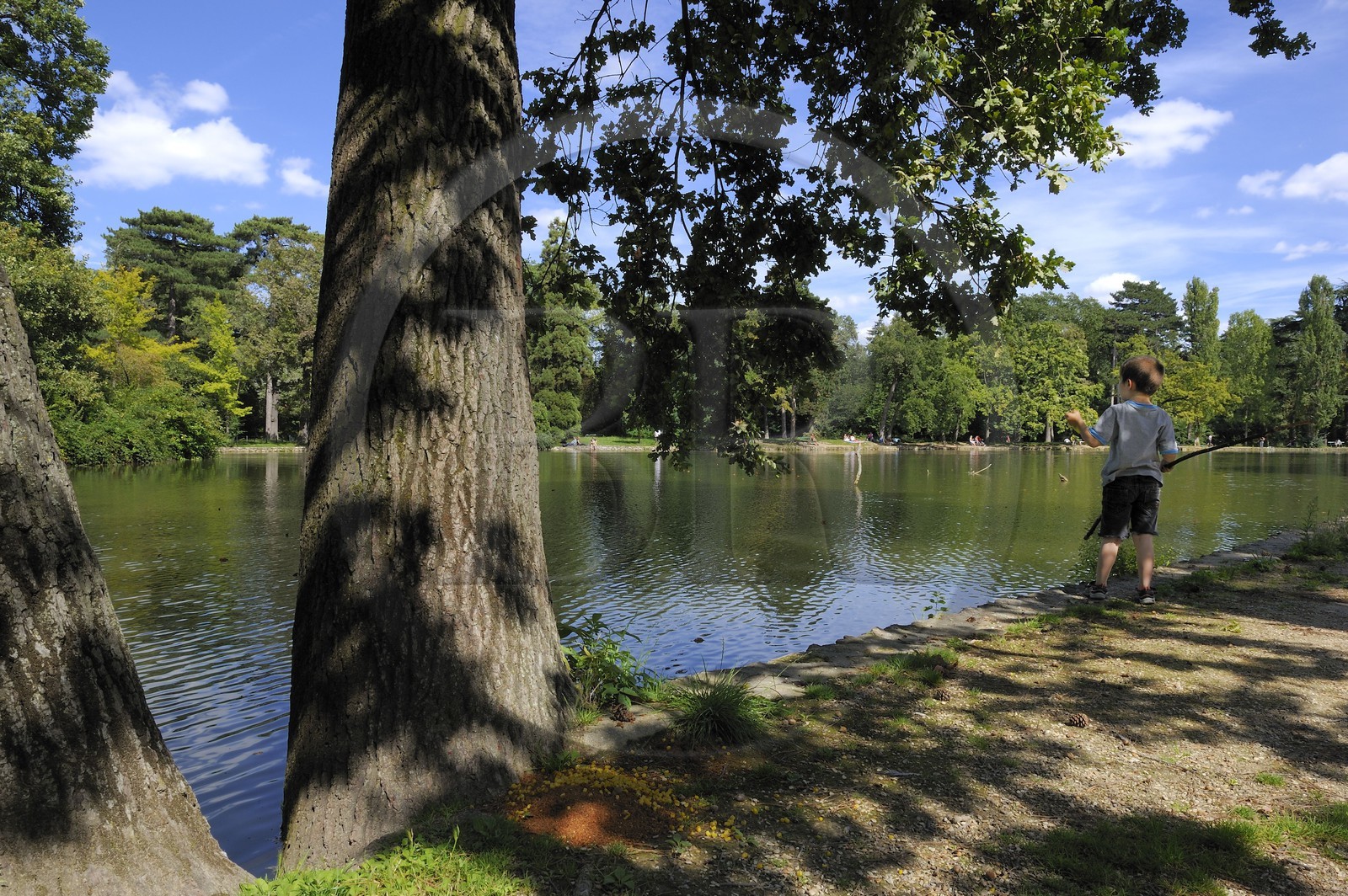 France, Paris (75), le Bois de Boulogne, la Grande Cascade derrière l'Etang des Reservoirs France, Paris (75), le Bois de Boulogne, la Grande Cascade derrière l'Etang des Reservoirs