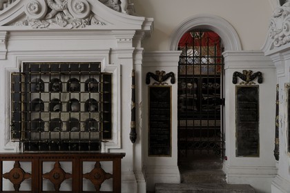 France, Paris (75), l’église des Carmes rue de Vaugirard, la crypte où sont disposés les restes partiels du massacre de 115 prêtres le 2 septembre 1792