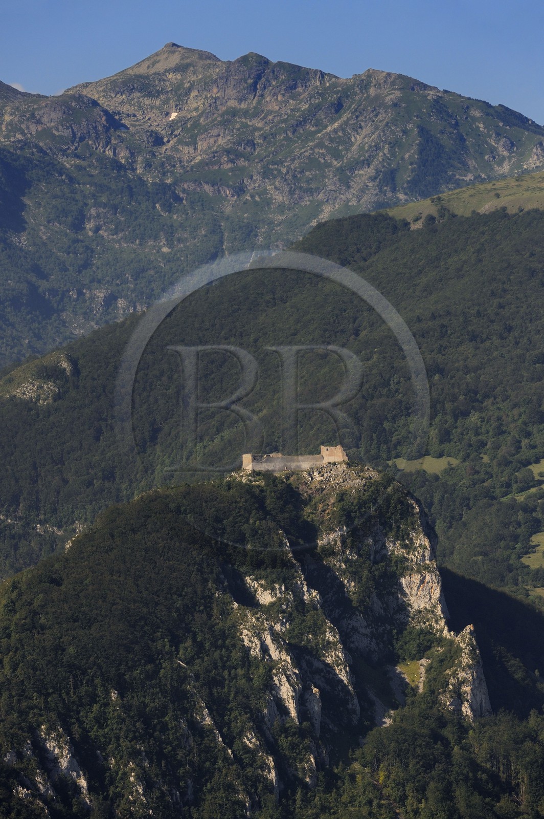 France, Ariège (09), Pays d' Olmes, château cathare de Montségur perché sur un pog et les Pyrénées (vue aérienne)