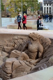 France, Bas-Rhin (67), Strasbourg, vieille ville classée au Patrimoine Mondial de l'UNESCO, place du Château, chimère s'extrayant de la pierre avec le regard pointé vers le sommet de la Cathédrale