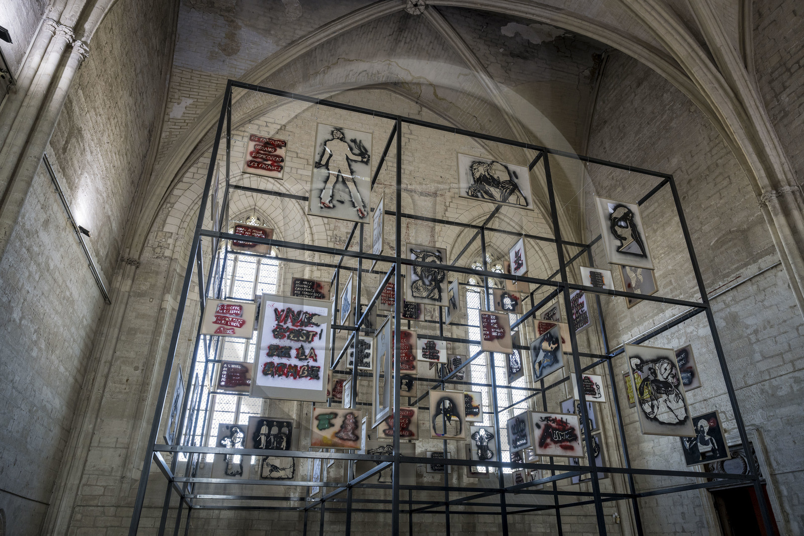 France, Vaucluse (84), Avignon, Palais des Papes classé Patrimoine mondial de l'UNESCO, la Grande Chapelle, exposition A la vie, à l’amor en 2024 de l'artiste de street art Miss.Tic connue pour ses œuvres au pochoir France, Vaucluse, Avignon, Palais des Papes (Palace of the Popes) listed as World heritage by UNESCO, the Great Chapel, exhibition A la vie, à l’amor in 2024 by street art artist Miss.Tic known for her stencil works