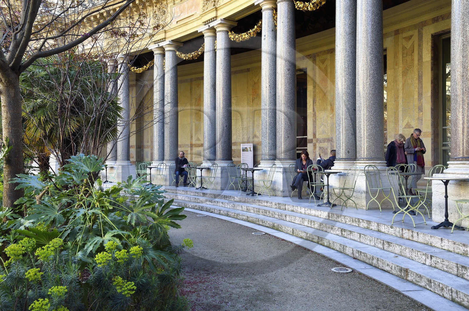 France, Paris (75), Le Petit Palais, construit à l'occasion de l'Exposition universelle de 1900 par l'architecte Charles Girault, le Café sous les colonnes dans le jardin