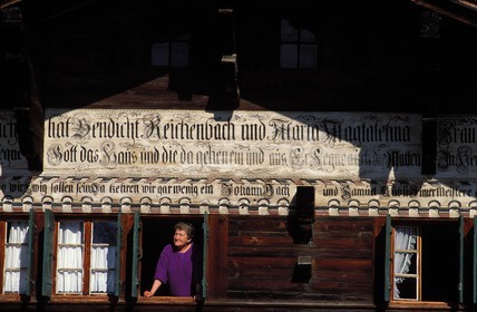 Suisse, région de Bern (Oberland Bernois), Saanenland, Gstaad, ferme traditionnelle en bois