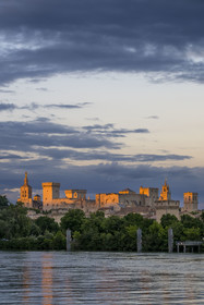 France, Vaucluse (84), Avignon, la cathédrale des Doms et le Palais des Papes classés Patrimoine mondial de l'UNESCO, en bordure du Rhône