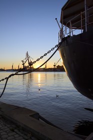 Suède, Västra Götaland, Göteborg (Gothenburg), le quai du vieux port face aux anciens chantiers navales de Lundbyvassen
