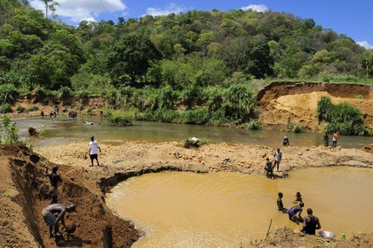 Tanzanie, région de Morogoro, les Monts Uluguru, prospecteurs d' Or sur la rivière Ruvu