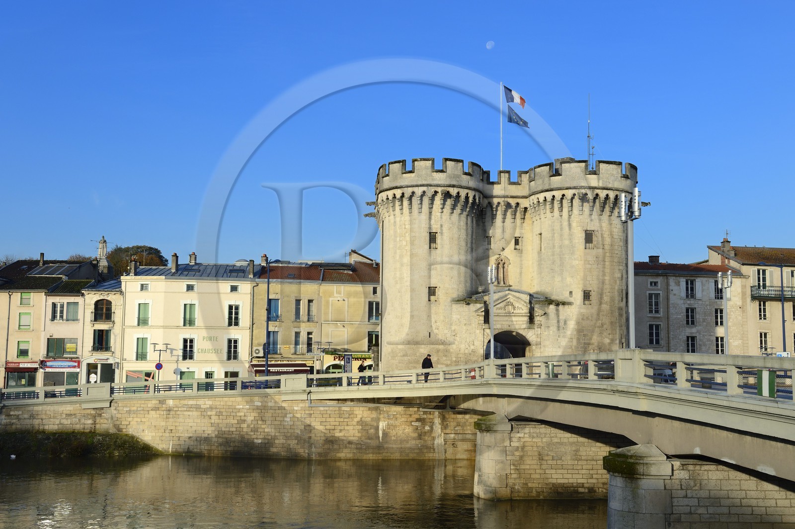 France, Meuse (55), Verdun, Porte Chaussée du XVe siècle, entrée officielle de la cité depuis sa construction, tour défensive du grand rempart qui encerclait la ville au moyen-âge vue depuis la Place de la Nation et le pont sur la Meuse
