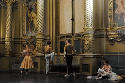 France, Paris (75), l'Opéra Garnier, ultimes échauffements avant d'entrer en scène dans le foyer de la Danse