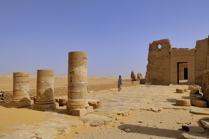 Egypte, désert libyque, El-Dush au sud de l'oasis de Kharga, le temple de l'époque Ptolémaique dédié à Isis et Osiris dans le fort romain
